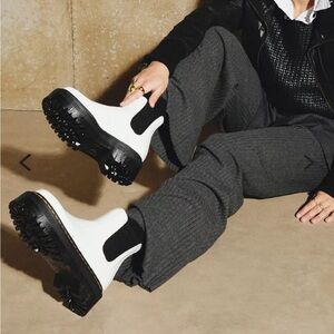 Dr Martens 2976 Smooth Leather Platform Chelsea Boots